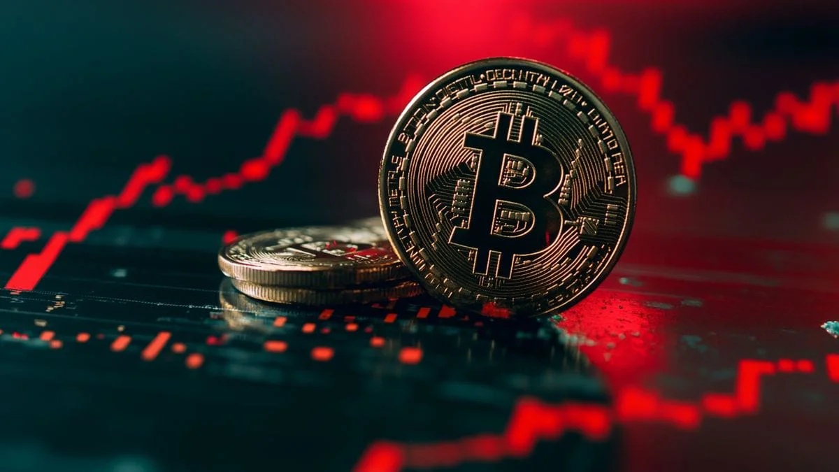 Bitcoin Falls Sharply Amid Powell Warning of Rate Hike Fears